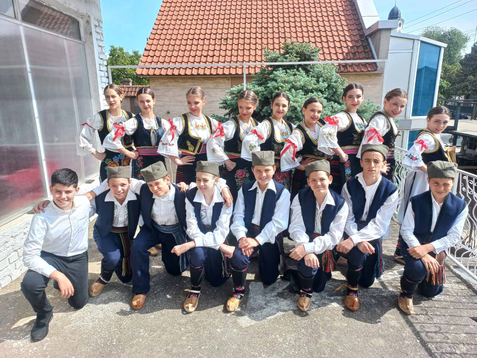 Folkloraši — fotografija iz originalne objave